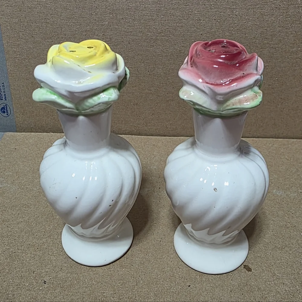 Vtg Rose Budvase Salt Pepper Shaker Set #175